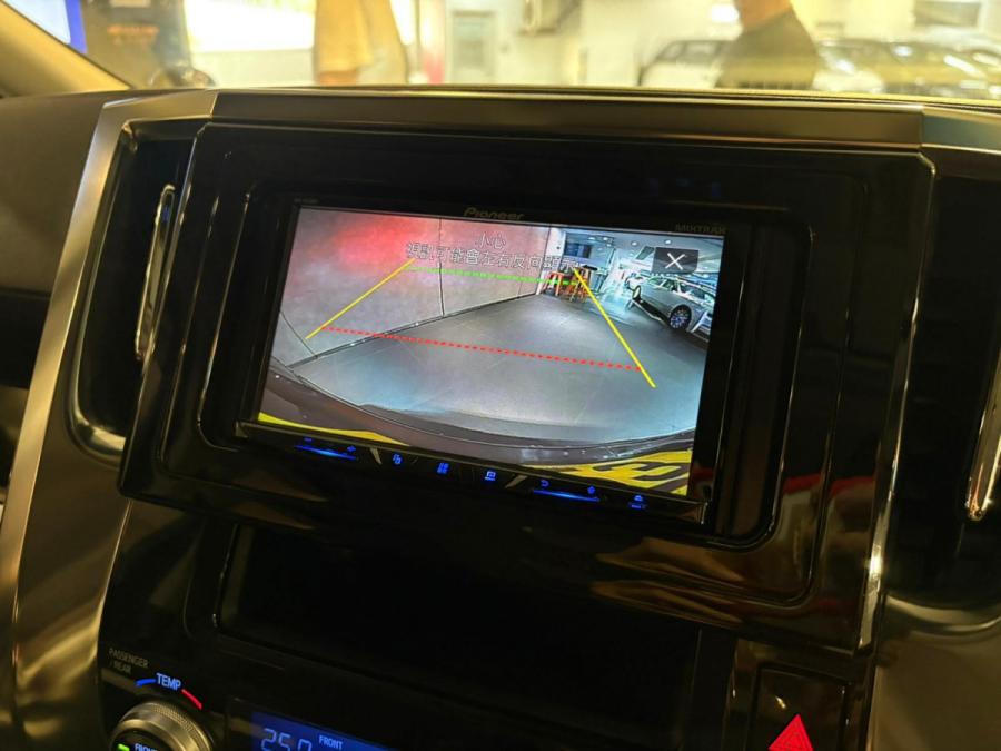 Vellfire 2.5 Hybrid - Image 4